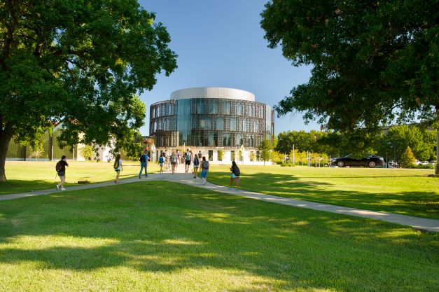 Students walk across the street to the BEC Rotunda.